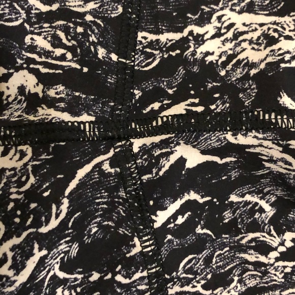 Lululemon run time Shorts - nami wave size 4 - Picture 5 of 5